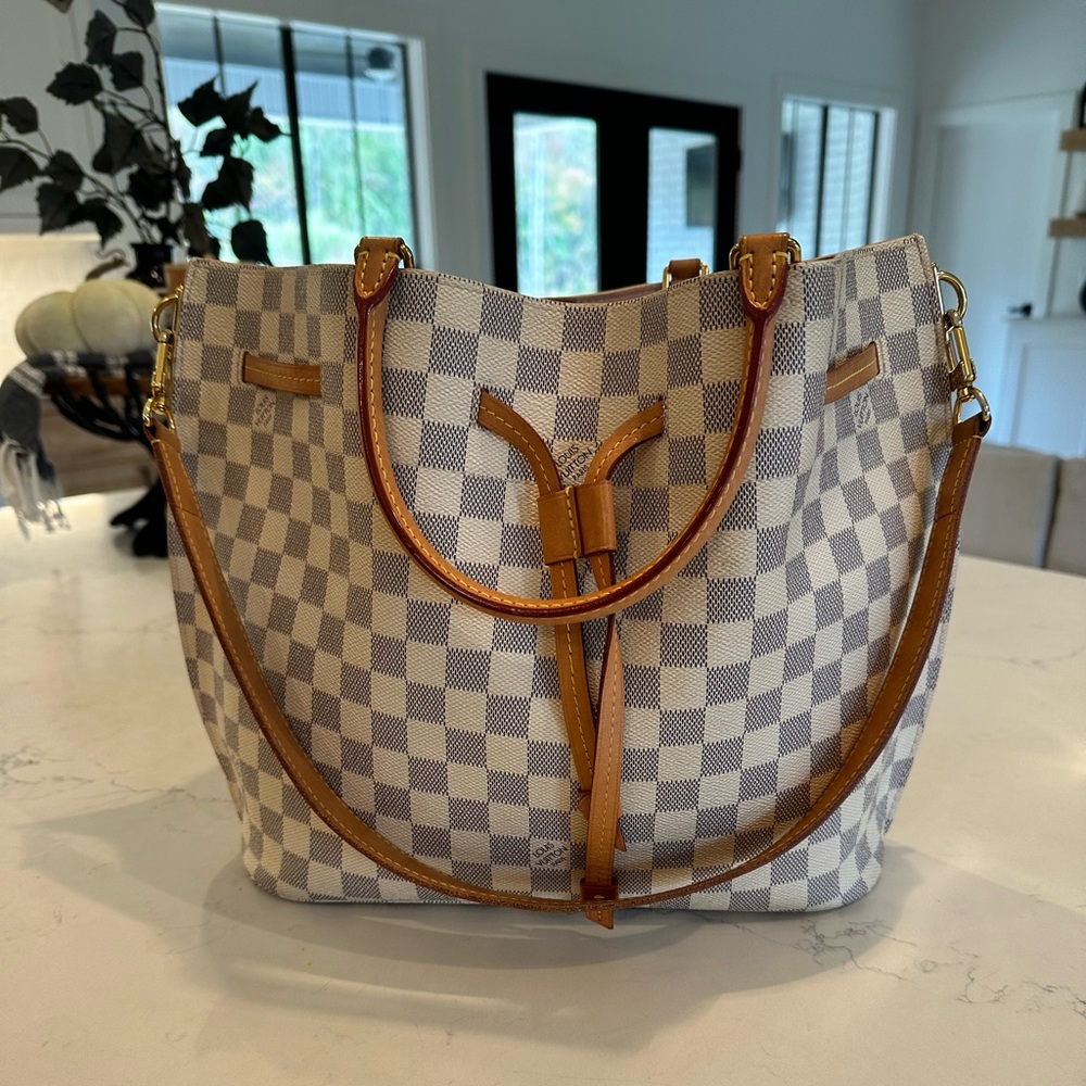 Louis Vuitton girolata bag! Great condition!